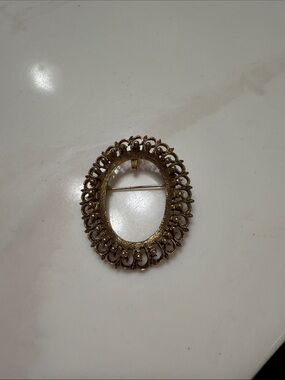 Vintage-Inspired Gold Oval Filigree Brooch